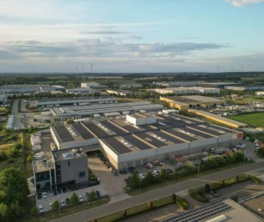 Magazijnen (14.176 m²) met kantoren te koop in Tongeren