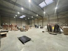 Magazijnen (14.176 m²) met kantoren te koop in Tongeren