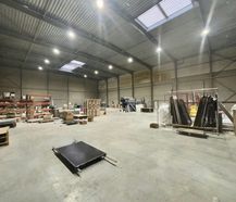 Magazijnen (14.176 m²) met kantoren te koop in Tongeren