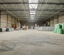 Magazijnen (14.176 m²) met kantoren te koop in Tongeren