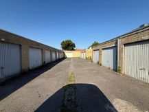 Afgesloten garagebox te koop te centrum Gistel 
