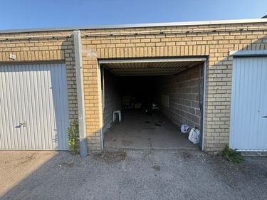 Afgesloten garagebox te koop te centrum Gistel 