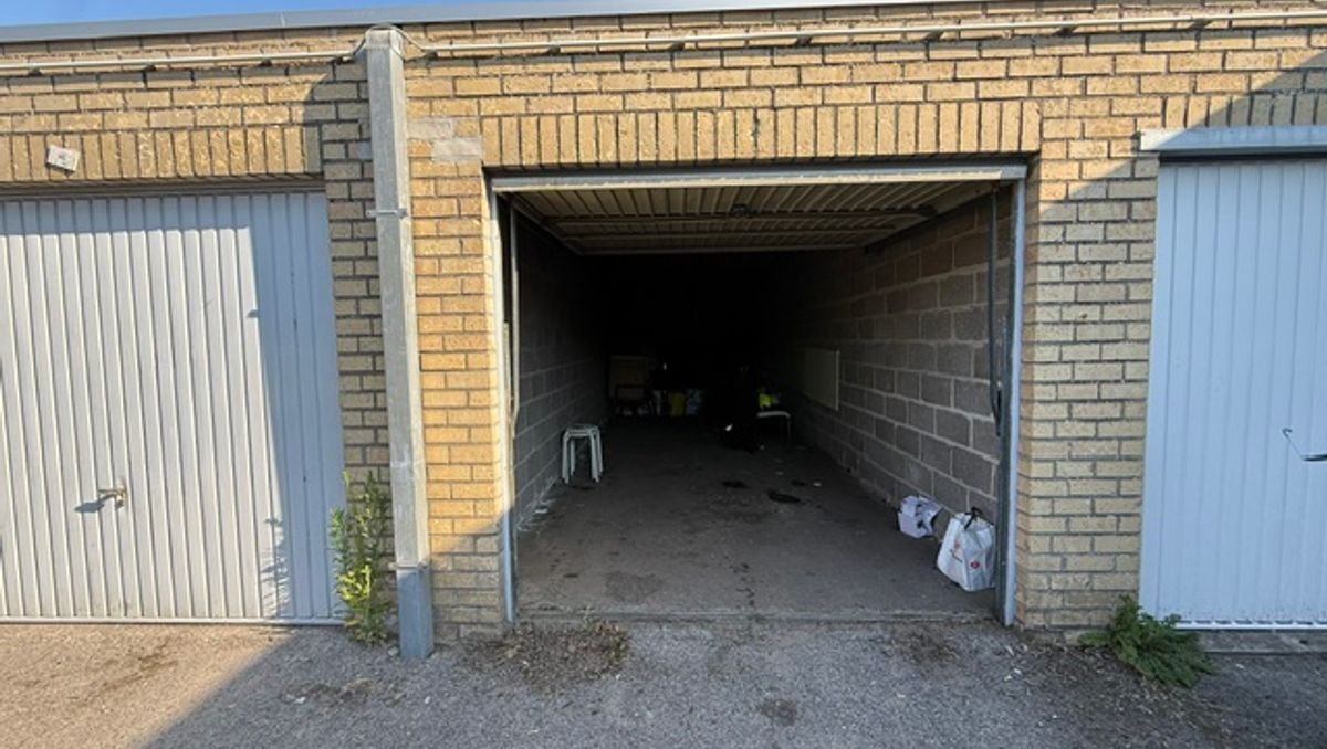 Afgesloten garagebox te koop te centrum Gistel