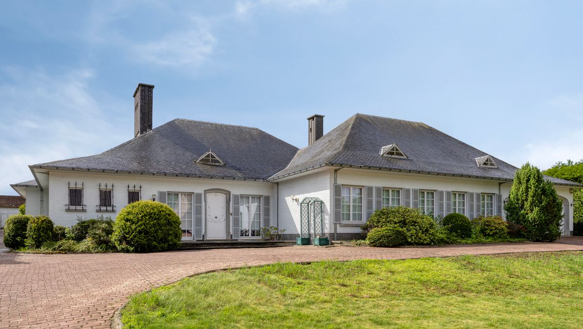 Mooi gelegen landhuis te koop in Meerbeke