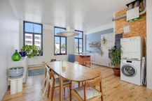 Maison de Maître Rénovée avec Espace Commercial & Vue sur Canal à Vendre