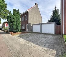 Twee te renoveren woningen en grond te koop in Wuustwezel!