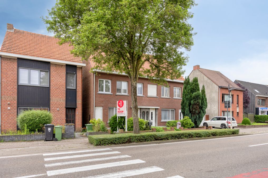 Twee te renoveren woningen en grond te koop in Wuustwezel!