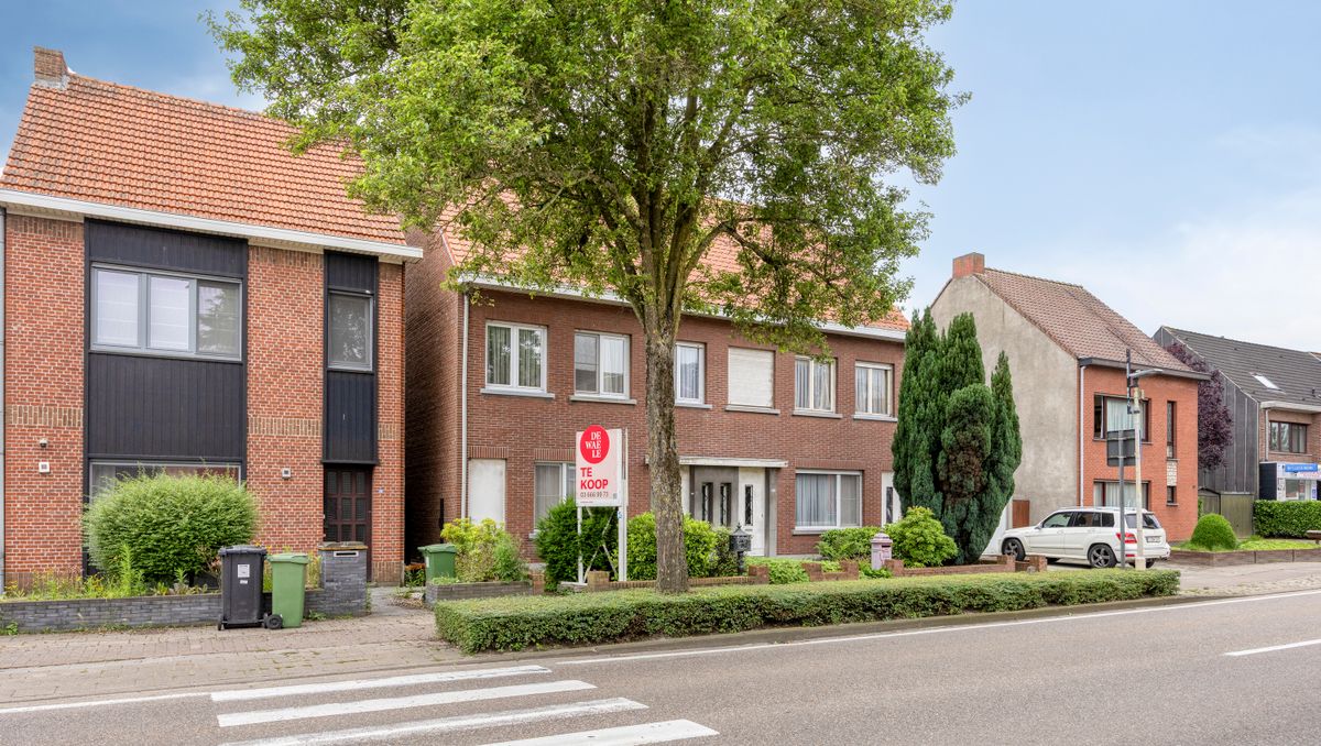 Twee te renoveren woningen en grond te koop in Wuustwezel!