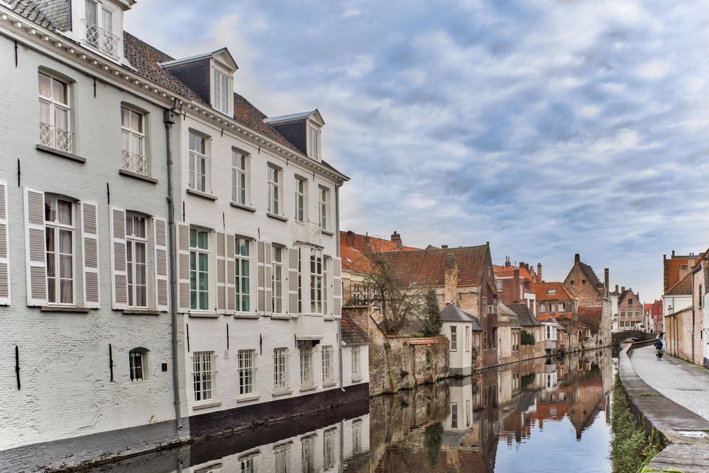 Karaktervol gelijkvloers appartement te huur in hartje Brugge 