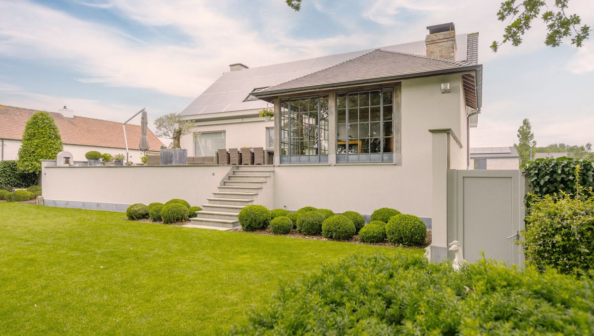 Exclusive ready-to-move-in villa with spacious garden in Oostduinkerke