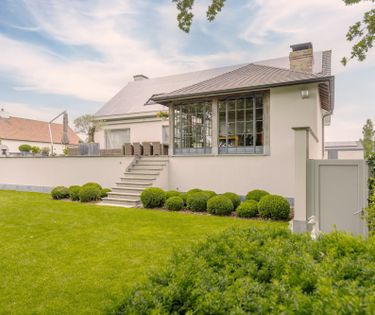 Exclusive ready-to-move-in villa with spacious garden in Oostduinkerke