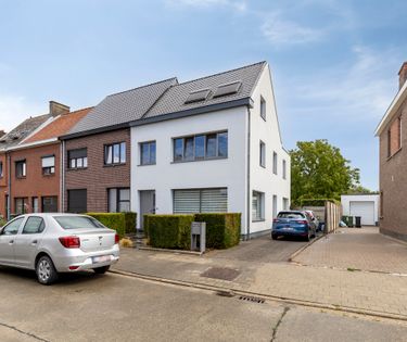 Instapklare woning met 4 slaapkamers te koop in hartje Zwijnaarde