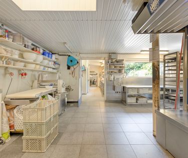 Handelspand, atelier en ruime woonst te koop in Gistel