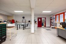 Showroom/werkruimte (ca. 430 m²) te koop in Eeklo 