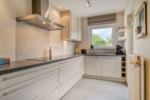 Ruim instapklaar huis: 4 slaapkamers, garage en grote tuin