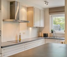 Ruim instapklaar huis: 4 slaapkamers, garage en grote tuin