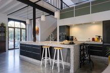 Magazijn (ca. 675 m²) met woonst (258 m²) te koop in Ruien