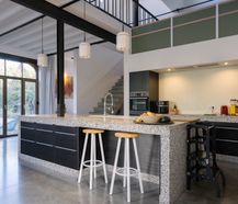 Magazijn (ca. 675 m²) met woonst (258 m²) te koop in Ruien