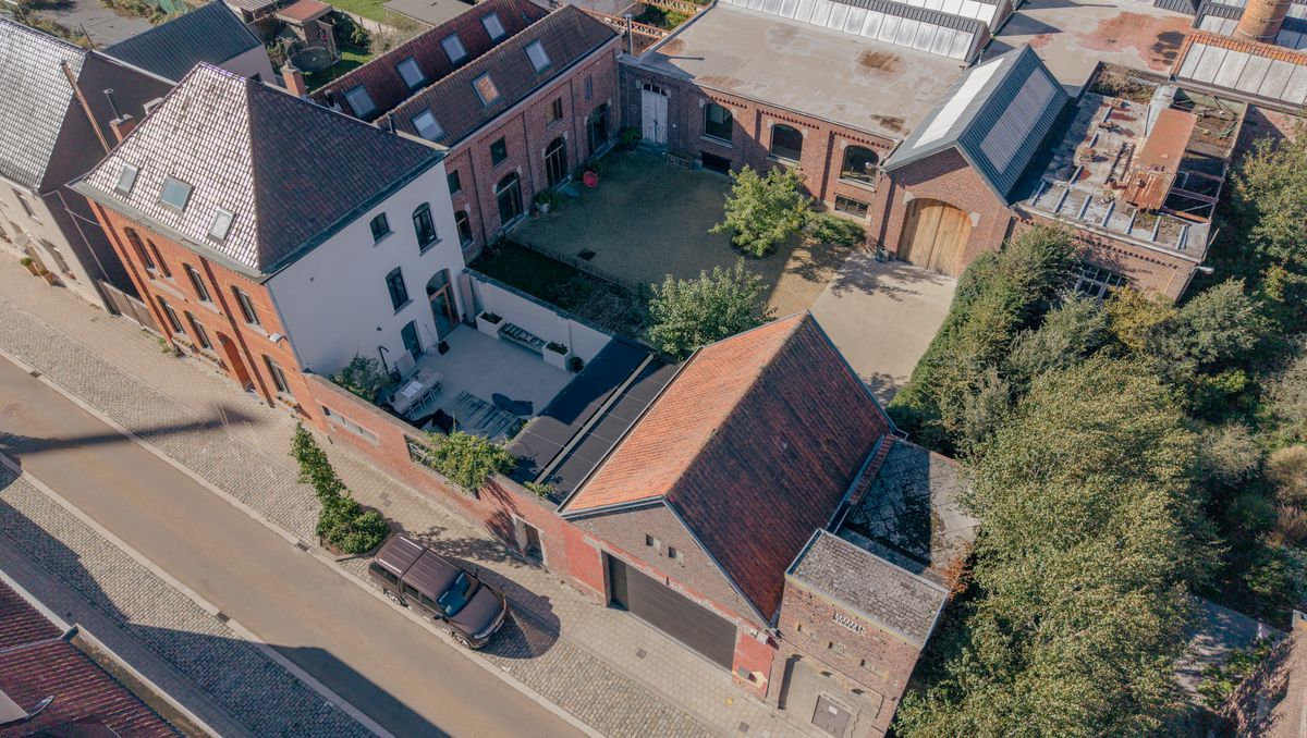 Magazijn (ca. 675 m²) met woonst (258 m²) te koop in Ruien