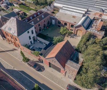 Magazijn (ca. 675 m²) met woonst (258 m²) te koop in Ruien