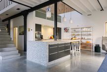 Magazijn (ca. 675 m²) met woonst (258 m²) te koop in Ruien