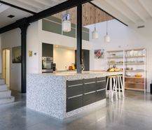 Magazijn (ca. 675 m²) met woonst (258 m²) te koop in Ruien