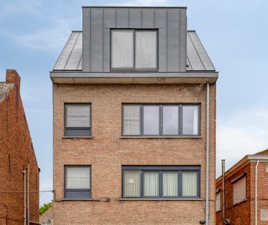 Instapklaar duplexappartement met ruim terras en garage