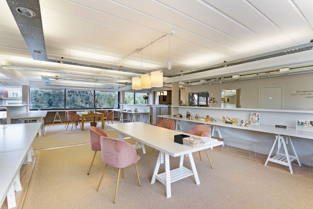 Salle d'exposition/bureau meublés à vendre à Strombeek-Bever