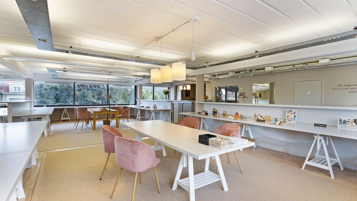 Salle d'exposition/bureau meublés à vendre à Strombeek-Bever