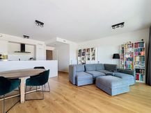 Brussels: 2-bedroom apartment + terrace + parking.