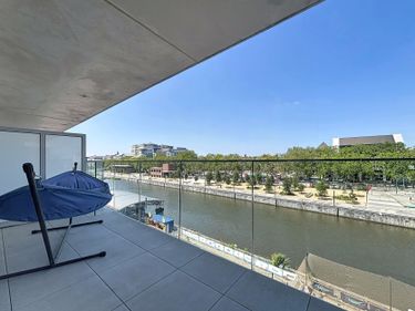 Brussels: 2-bedroom apartment + terrace + parking.