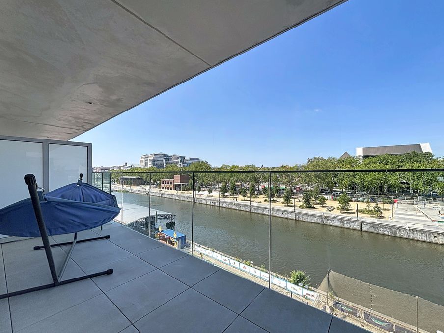 Brussels: 2-bedroom apartment + terrace + parking.