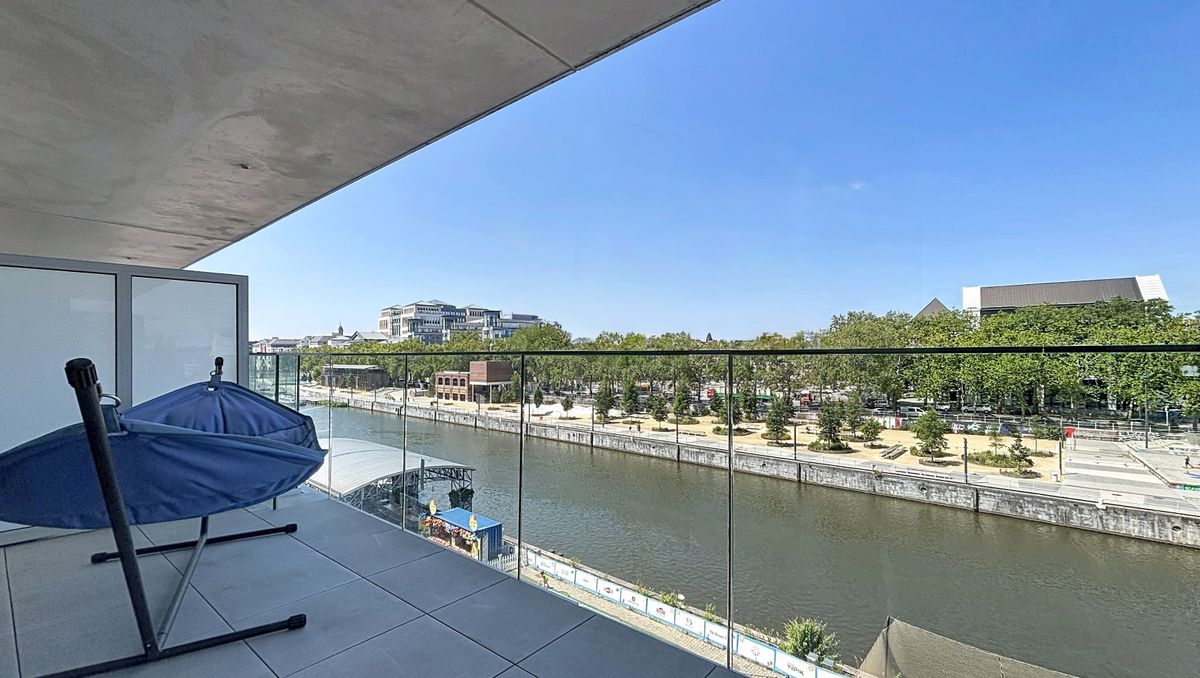 Brussels: 2-bedroom apartment + terrace + parking.