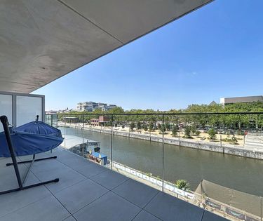 Brussels: 2-bedroom apartment + terrace + parking.