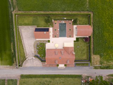 Landelijke villa met bijgebouwen op rustige, groene ligging