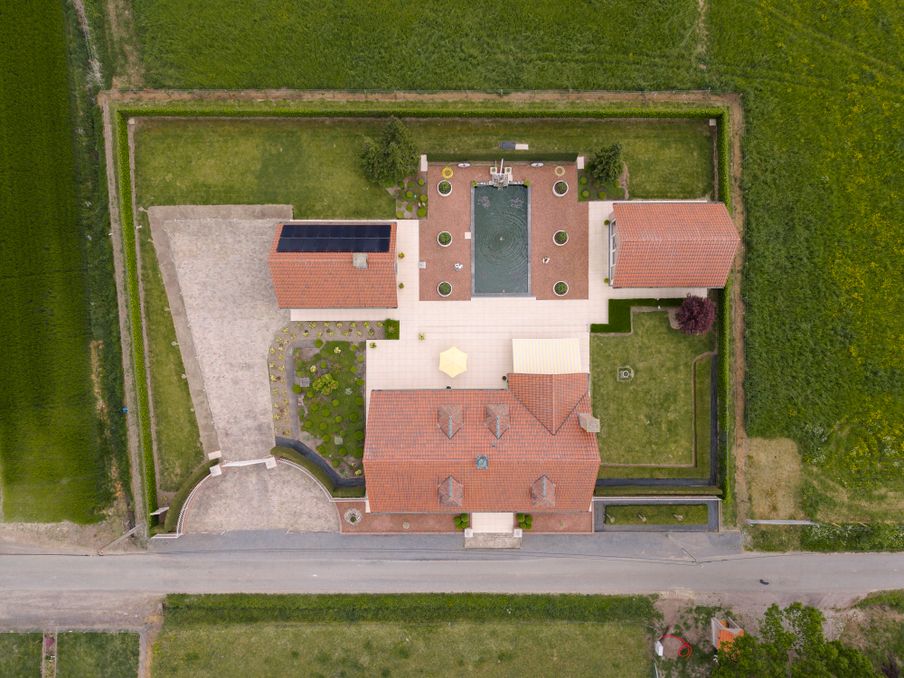 Landelijke villa met bijgebouwen op rustige, groene ligging