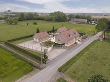 Landelijke villa met bijgebouwen op rustige, groene ligging