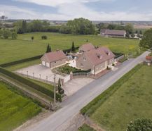 Landelijke villa met bijgebouwen op rustige, groene ligging