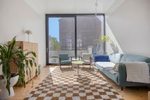Maison de Maître Rénovée avec Espace Commercial & Vue sur Canal à Vendre