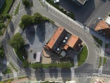 Ruime woning op unieke commerciële locatie in Westrozebeke