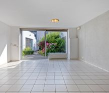 Instapklaar gelijkvloers appartement met gemeenschappelijke tuin en fietsenberging in hartje Kapellen!