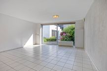 Instapklaar gelijkvloers appartement met gemeenschappelijke tuin en fietsenberging in hartje Kapellen!