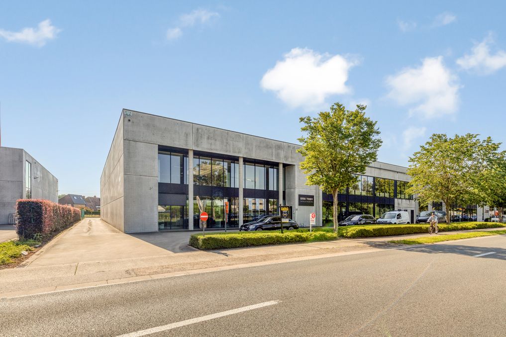 Kantoor (386 m²) te Loppem, direct aan de op- en afrit E40.