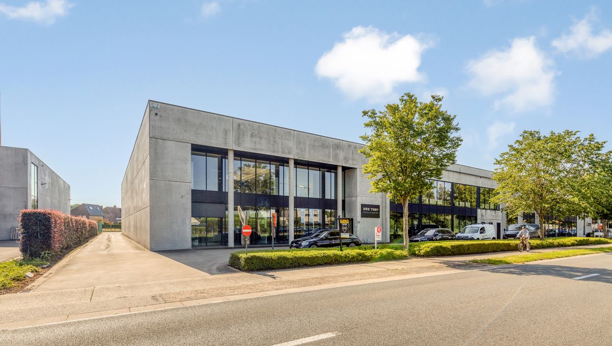 Kantoor (386 m²) te Loppem, direct aan de op- en afrit E40.