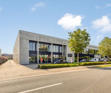 Kantoor (386 m²) te Loppem, direct aan de op- en afrit E40.