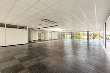 Kantoor (386 m²) te Loppem, direct aan de op- en afrit E40.
