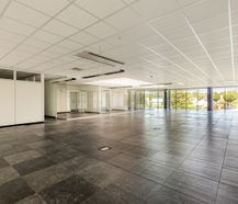 Kantoor (386 m²) te Loppem, direct aan de op- en afrit E40.