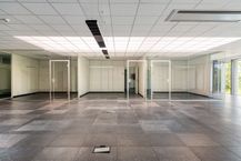 Kantoor (386 m²) te Loppem, direct aan de op- en afrit E40.