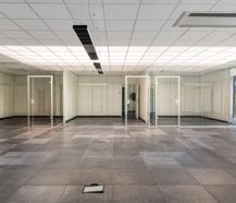 Kantoor (386 m²) te Loppem, direct aan de op- en afrit E40.