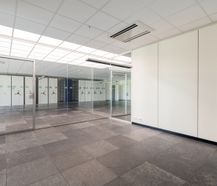 Kantoor (386 m²) te Loppem, direct aan de op- en afrit E40.